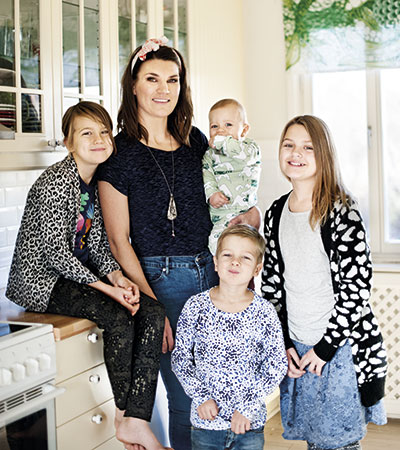 Malin med sina fyra barn Astrid, Saga, Arvid och lille Stellan.