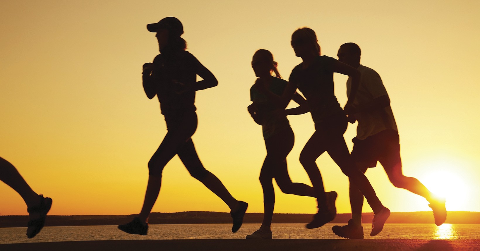 Ett av de bästa sätten att  springa säkert när det är mörkt ute är att vara flera – gå med  i en löparklubb eller  dra med dig  en kompis.