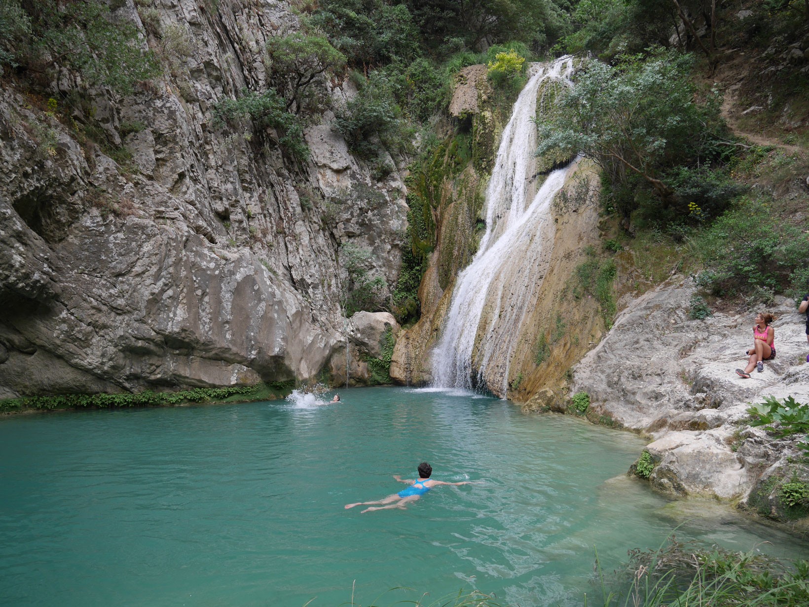 Ett friskt dopp vid vattenfallen i Polilimnio. 